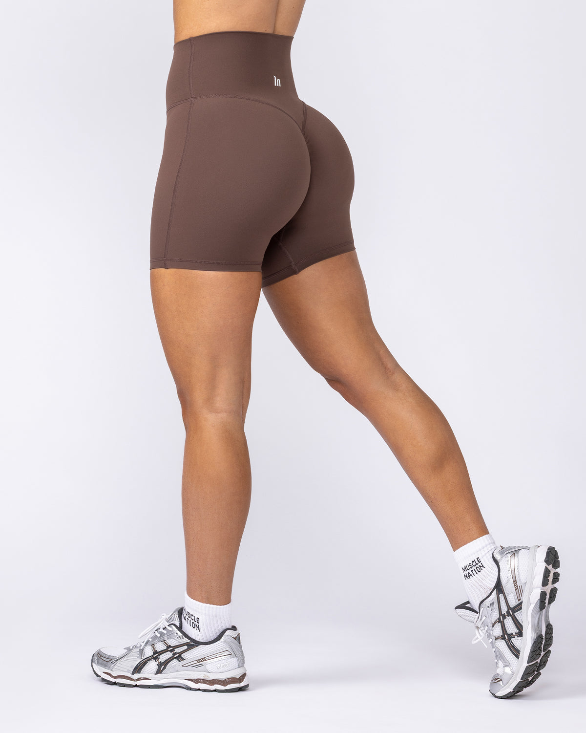 Aura Peachy High Invisible Scrunch Midway Shorts - Chestnut