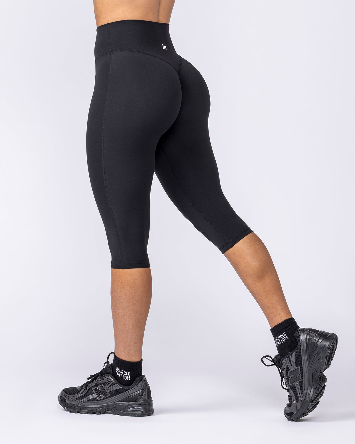 Aura Peachy Invisible Scrunch Capri - Black