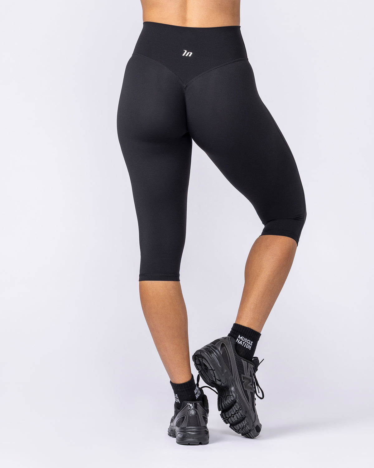 Aura Peachy Invisible Scrunch Capri - Black