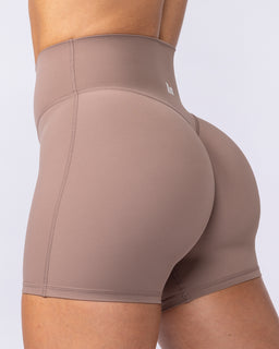 Aura Peachy Invisible Scrunch Midway Shorts - Cookie