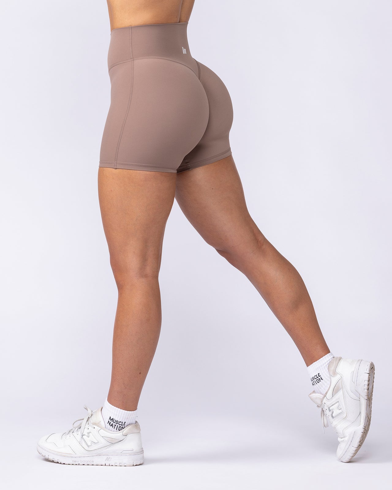 Aura Peachy Invisible Scrunch Midway Shorts - Cookie
