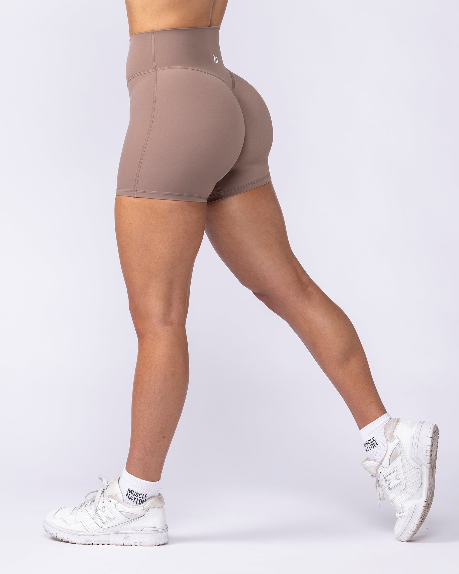 Aura Peachy Invisible Scrunch Midway Shorts - Cookie