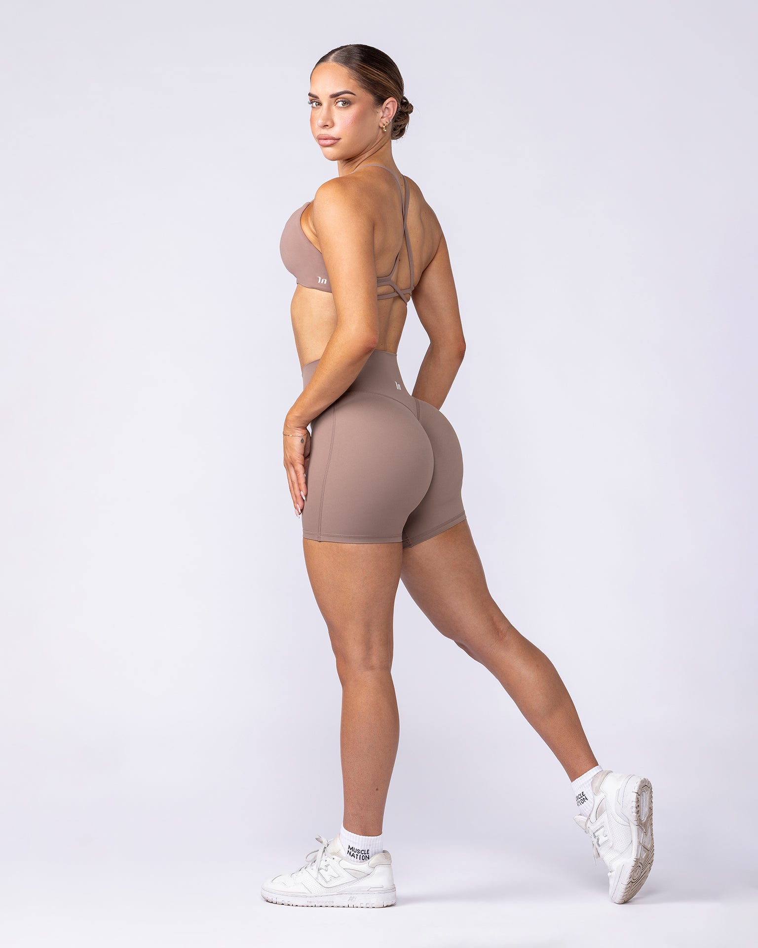 Aura Peachy Invisible Scrunch Midway Shorts - Cookie