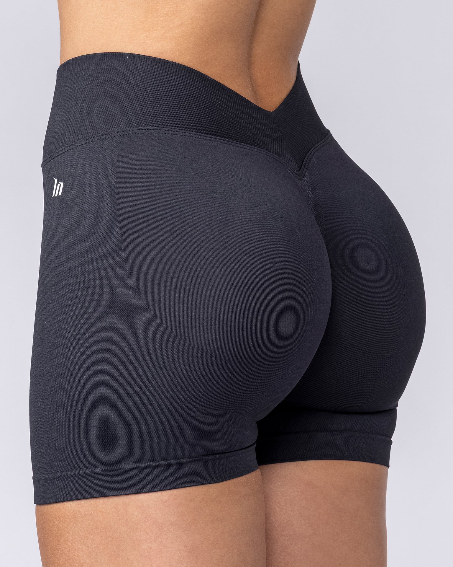 Revealed V Back Seamless Midway Shorts - Black