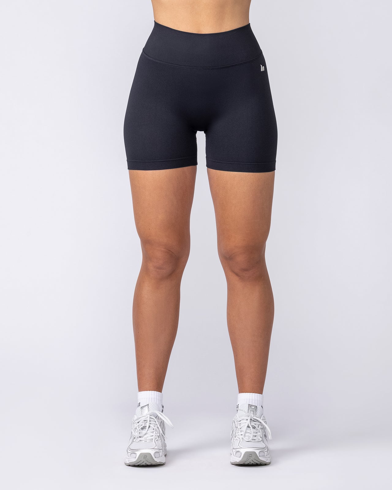 Revealed V Back Seamless Midway Shorts - Black